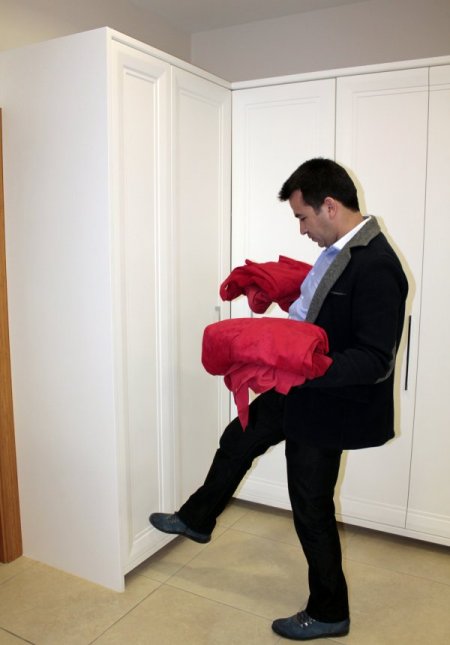 Tıklayınca açılan gardırop ürettiler