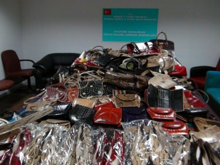 Timsah Ve Yılan Derisinden Eşyalar Gümrüğe Takıldı