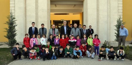 Tıp Bayramı'nda öğrenciler hekimlere karanfil dağıttı