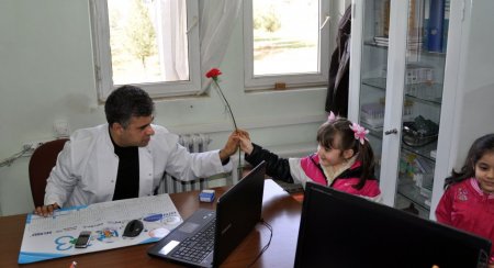 Tıp Bayramı'nda öğrenciler hekimlere karanfil dağıttı