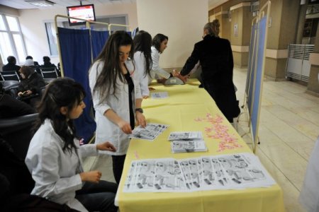 Tıp Fakültesi Öğrencileri, Dünya Kadınlar Günü'nde Meme Kanserine Dikkat Çekti