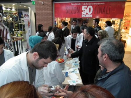 Tıp Fakültesi Öğrencileri Ücretsiz Kan Şekeri Ölçtü