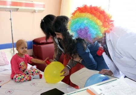Tıp öğrencileri, hasta çocuklar icin şenlik düzenledi