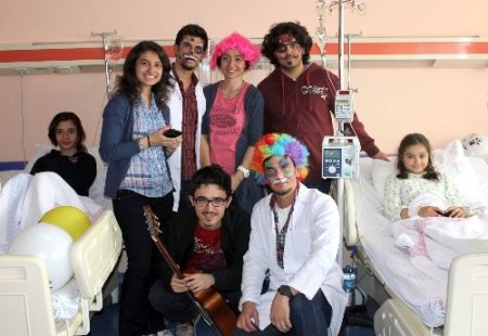 Tıp öğrencileri, hasta çocuklar icin şenlik düzenledi