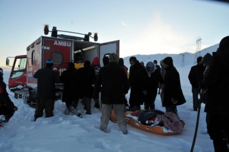 Tipiye yakalanan TEDAŞ görevlilerini, UMKE ekibi kurtardı