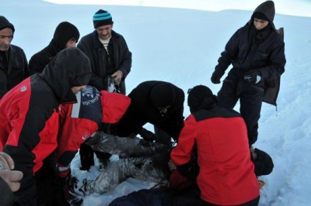 Tipiye yakalanan TEDAŞ görevlilerini, UMKE ekibi kurtardı