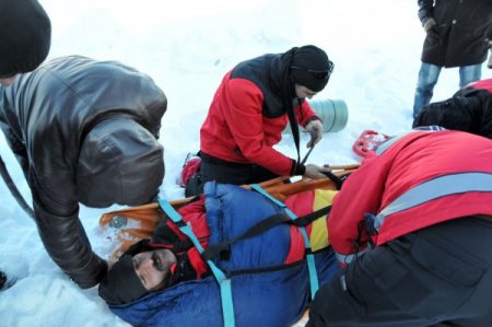 Tipiye yakalanan TEDAŞ görevlilerini, UMKE ekibi kurtardı