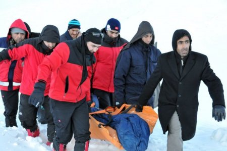 Tipiye yakalanan TEDAŞ görevlilerini, UMKE ekibi kurtardı