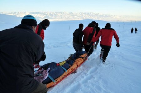 Tipiye yakalanan TEDAŞ görevlilerini, UMKE ekibi kurtardı