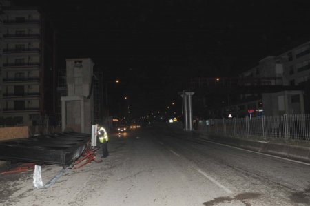 Tır, Üst Geçidin 5 Tonluk Bağlantı Demirini Yıktı
