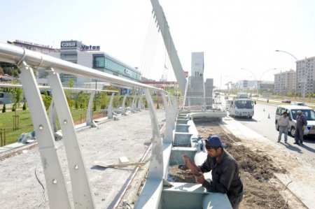 TIR çarpmaları sonucu tahrip olan yaya üst geçidi tamir ediliyor