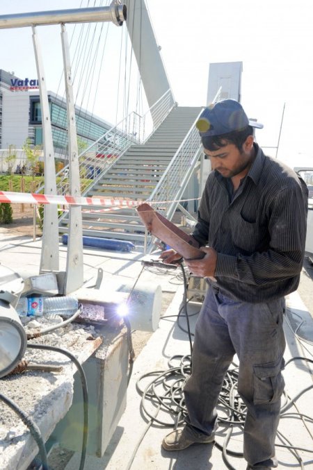 TIR çarpmaları sonucu tahrip olan yaya üst geçidi tamir ediliyor