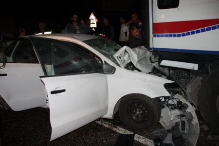 TIR ile otomobil çarpıştı: 1 ağır 2 yaralı