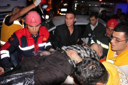 TIR ile otomobil çarpıştı: 1 ağır 2 yaralı