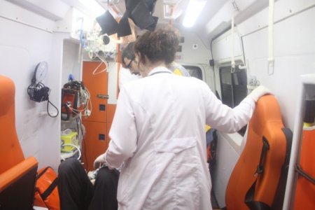 TIR ile otomobil çarpıştı: 1 ağır 2 yaralı