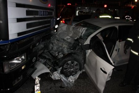 TIR ile otomobil çarpıştı: 1 ağır 2 yaralı