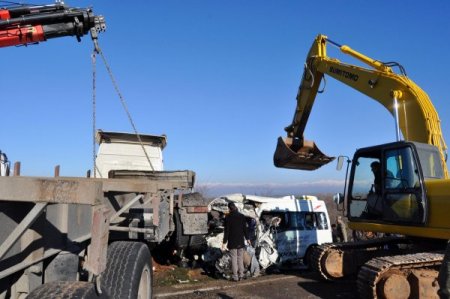 TIR ile yolcu minibüsü çarpıştı: 10 ölü (2)