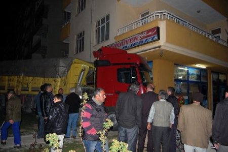 Tır Market Duvarına Çarparak Durabildi