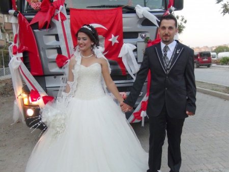 TIR şoförünün gelin arabası da TIR oldu