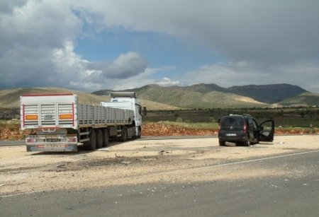 TIR ve otomobil çarpıştı:2 ölü, 1 yaralı