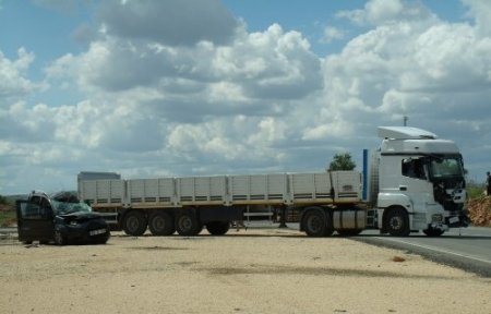 TIR ve otomobil çarpıştı:2 ölü, 1 yaralı