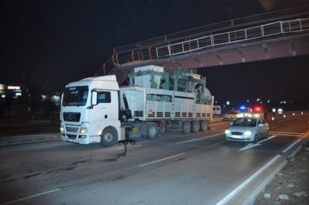 Tır Yaya Üst Geçidine Çarptı: 2 Yaralı