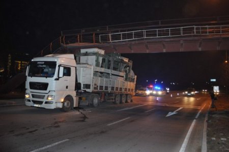 Tır Yaya Üst Geçidine Çarptı: 2 Yaralı
