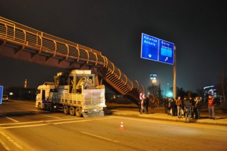 Tır Yaya Üst Geçidine Çarptı: 2 Yaralı