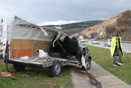 Tır'a Arkadan Çarpan Kamyonet Kağıt Gibi Kesildi: 1 Ölü, 1 Yaralı