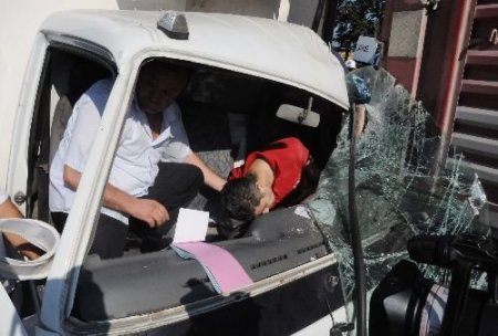 Tır'a Arkadan Çarpan Kamyonet Sürücüsü Ağır Yaralandı