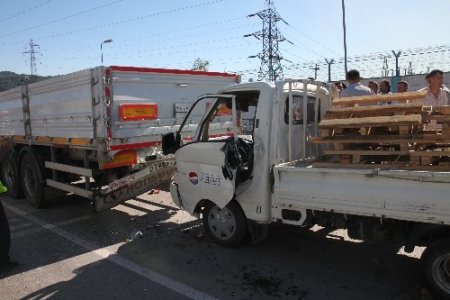 TIR’a arkadan çarpan kamyonetteki 3 kişi yaralandı