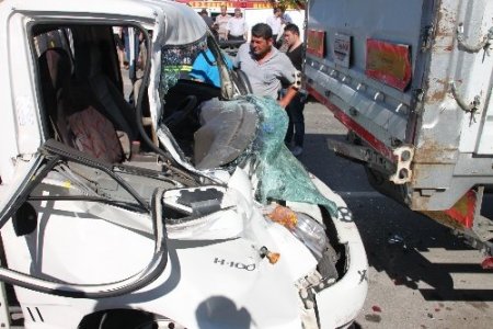 TIR’a arkadan çarpan kamyonetteki 3 kişi yaralandı