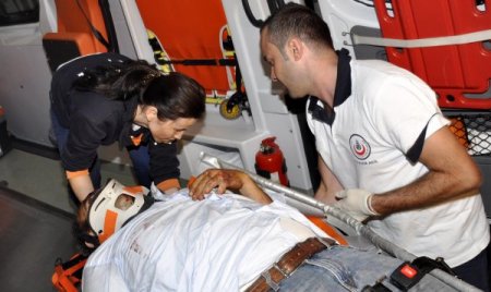 Tır’a Arkadan Çarpan Kamyonun Sürücüsünü İtfaiye Bir Saatte Kurtardı