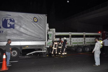 Tır’a Arkadan Çarpan Kamyonun Sürücüsünü İtfaiye Bir Saatte Kurtardı