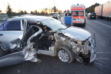 TIR’a arkadan çarpan otomobildeki baba-oğul yaralandı (Özel)