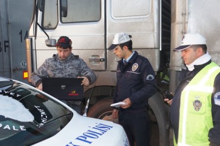 TIR’a arkadan çarpan otomobildeki baba-oğul yaralandı (Özel)