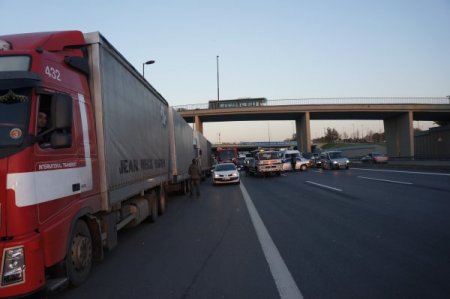 TIR’a arkadan çarpan otomobildeki baba-oğul yaralandı (Özel)