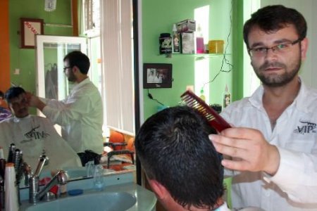Tıraş Ettiği Bütün Müşterilerinin Fotoğrafını Çekip Sergiliyor