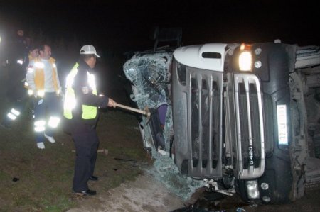 TIR'daki ağır yaralı sürücü güçlükle çıkarıldı