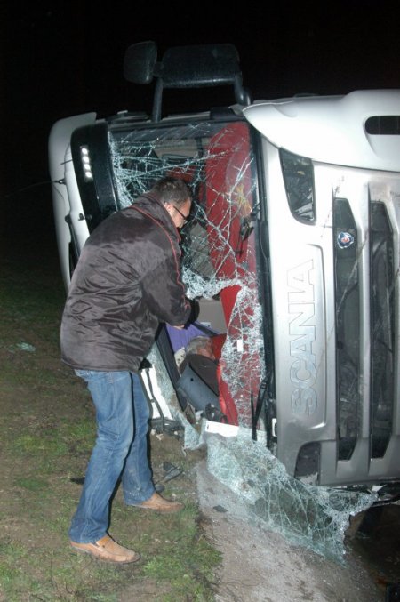 TIR'daki ağır yaralı sürücü güçlükle çıkarıldı