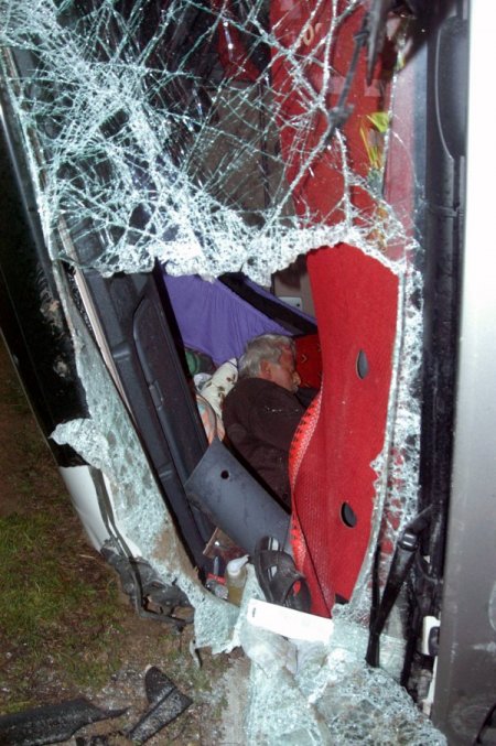 TIR'daki ağır yaralı sürücü güçlükle çıkarıldı
