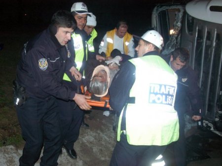 TIR'daki ağır yaralı sürücü güçlükle çıkarıldı