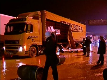 Tır’dan Yola Savrulan ‘gül Yağı’ Yüklü Bidonlar Trafiği Felç Etti