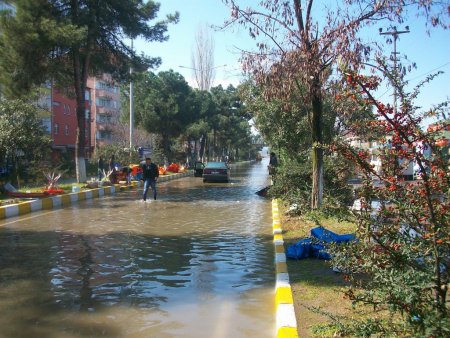 Tirebolu sahil yolu, dev dalgalar nedeniyle ulaşıma kapandı