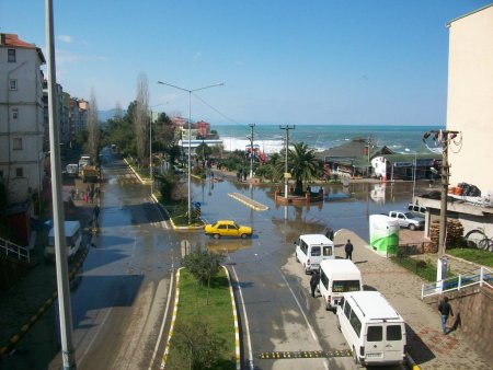 Tirebolu sahil yolu, dev dalgalar nedeniyle ulaşıma kapandı