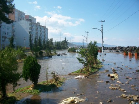 Tirebolu sahil yolu, dev dalgalar nedeniyle ulaşıma kapandı