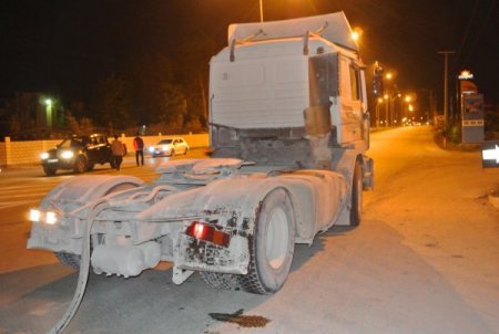 TIR'ın açık kalan damperi otoban köprüsüne çarptı