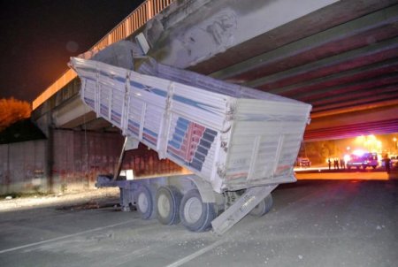 TIR'ın açık kalan damperi otoban köprüsüne çarptı