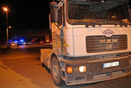 TIR'ın açık kalan damperi otoban köprüsüne çarptı