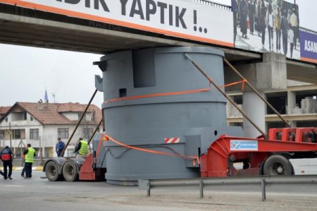 TIR'ın taşıdığı kazan yaya üst geçidine takıldı